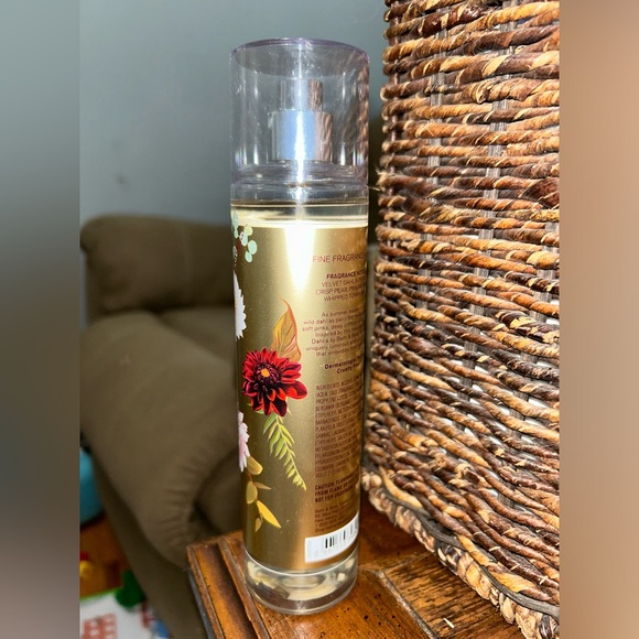 Bundle New 1 lotion 1 perfume and 2 eyeshadow products - Picture 2 of 12